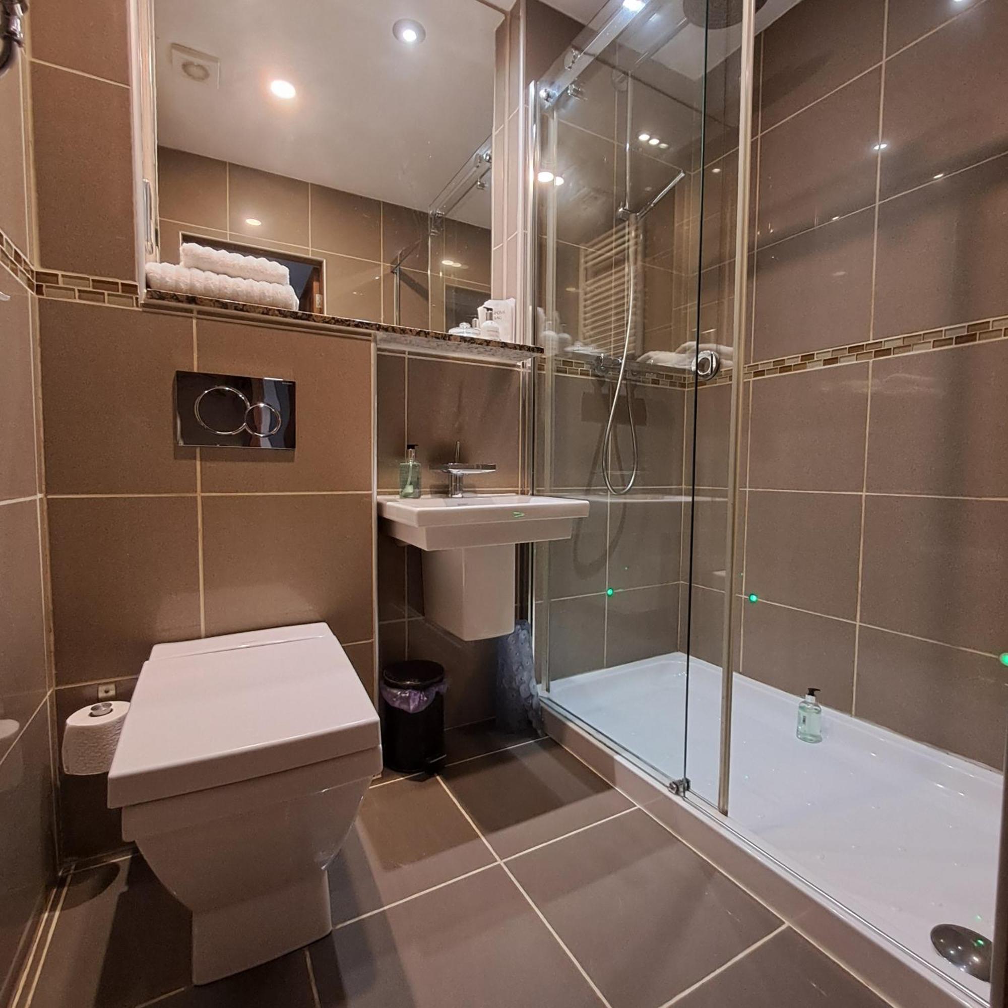 Riverside House 4*